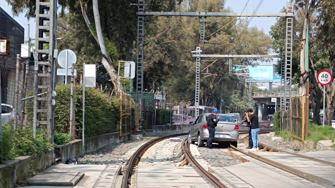 Conductor se mete a vías del Tren Ligero