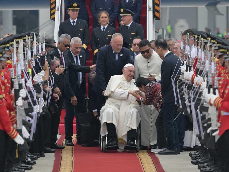 Papa Francisco inicia en Indonesia su gira en el sureste asiático