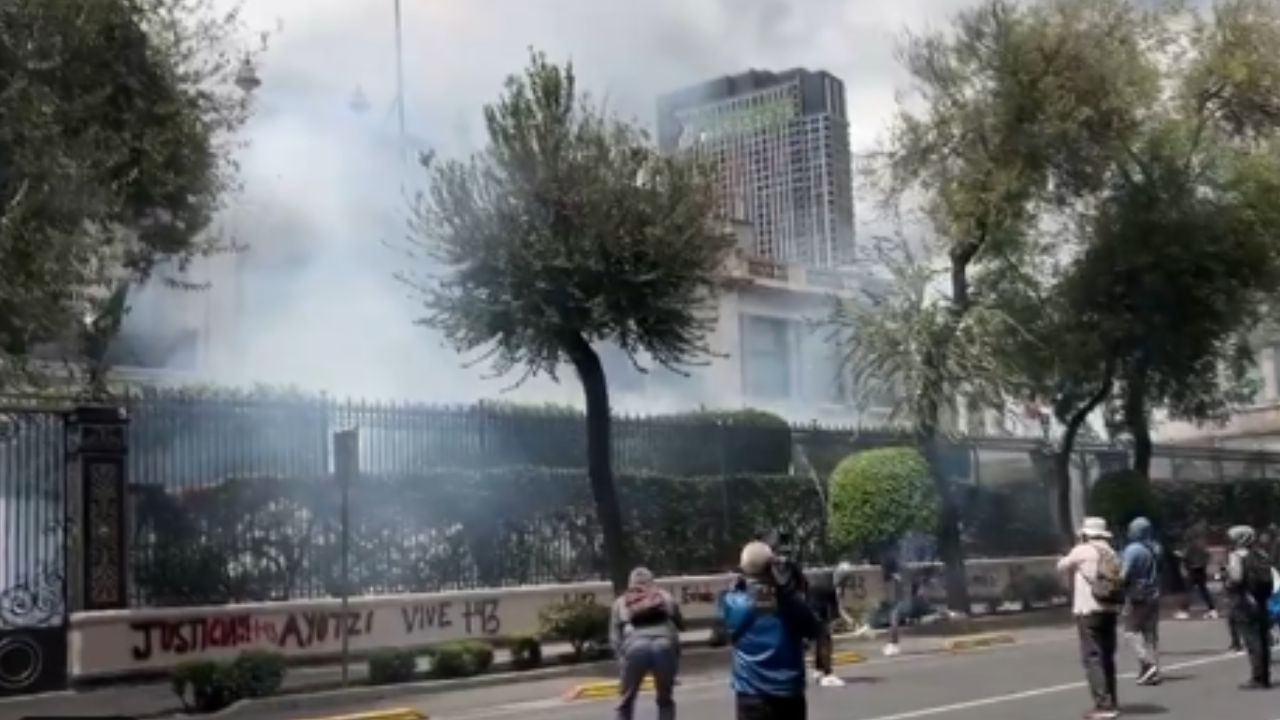 Lanzan explosivos a Segob durante protesta por 10 años de caso Ayotzinapa