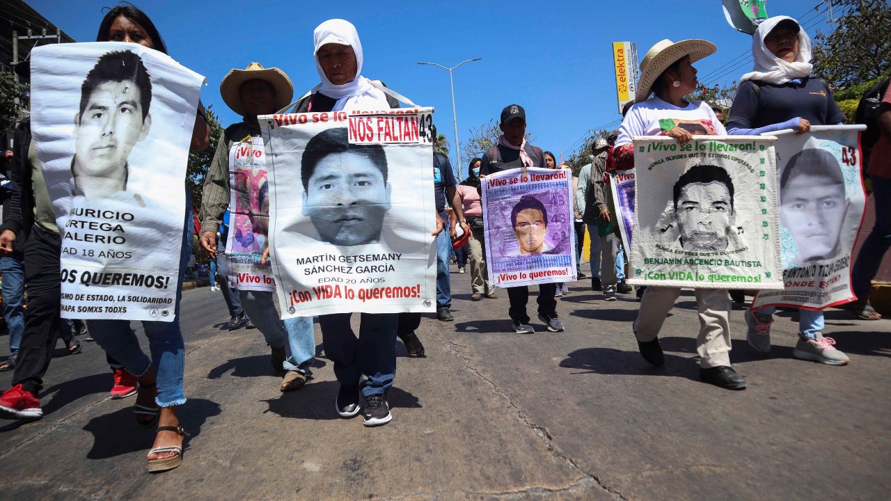 “Se complicaron las cosas, están enredadas”, dice AMLO a padres de 43 normalistas de Ayotzinapa