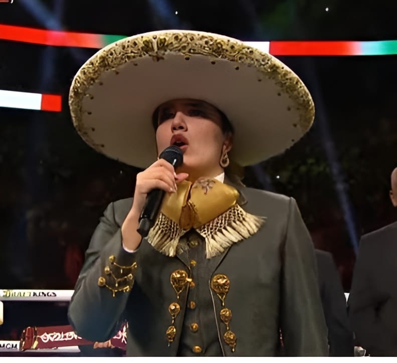 OLVIDA CAMILA FERNÁNDEZ EL HIMNO NACIONAL EN PELEA DEL CANELO