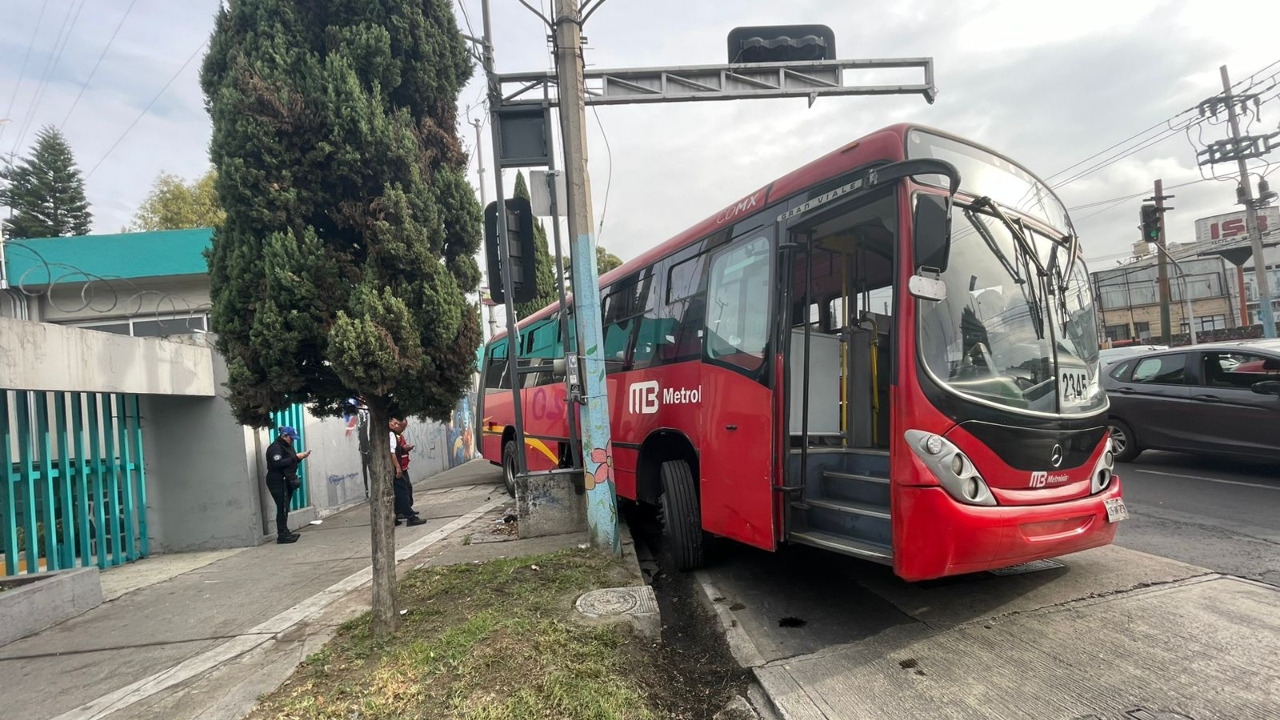 Se registra accidente de unidad del Metrobús en Iztacalco; no se reportan heridos