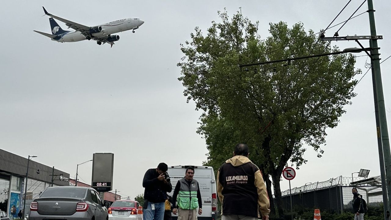 Muere hombre atropellado por camión de transporte público frente a metro Hangares