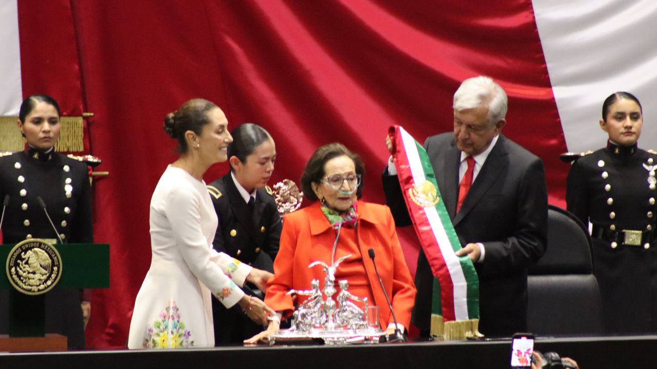 Ifigenia Martinez le entrega la banda presidencial a Sheinbaum