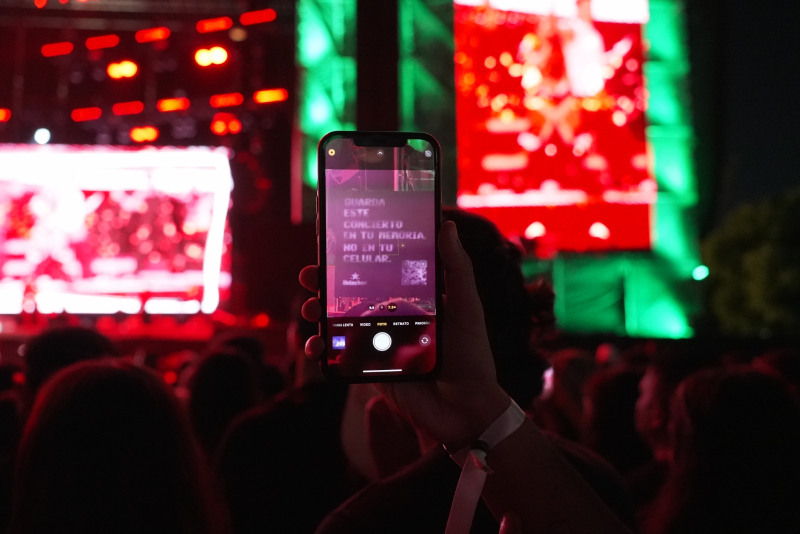 ¡Adiós a los celulares durante conciertos! Heineken pide guardar los teléfonos durante festival