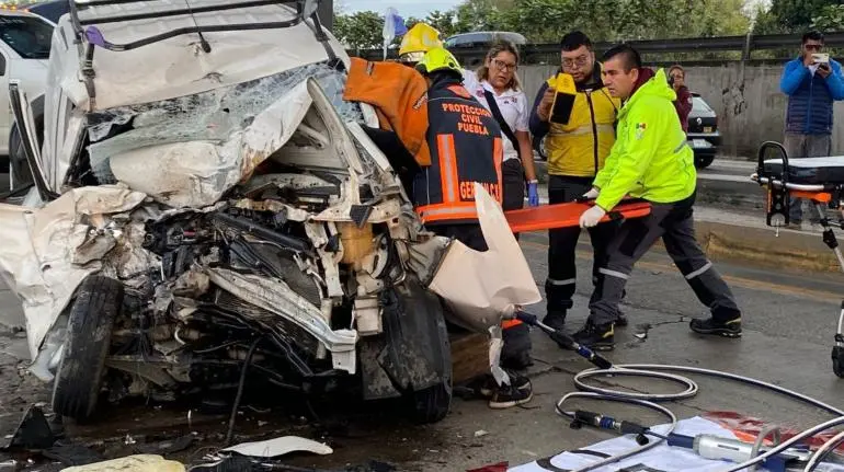 Aparatoso choque en autopista México-Puebla; tres personas se reportan graves