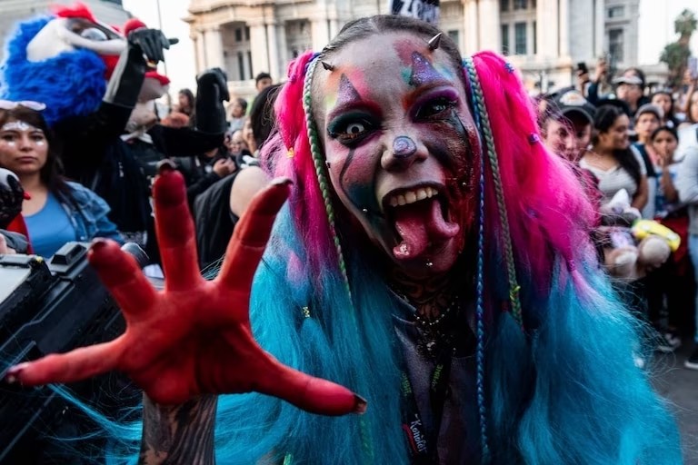 TERROR Y SOLIDARIDAD SE UNEN EN LA MARCHA ZOMBIE 2024 DE CDMX