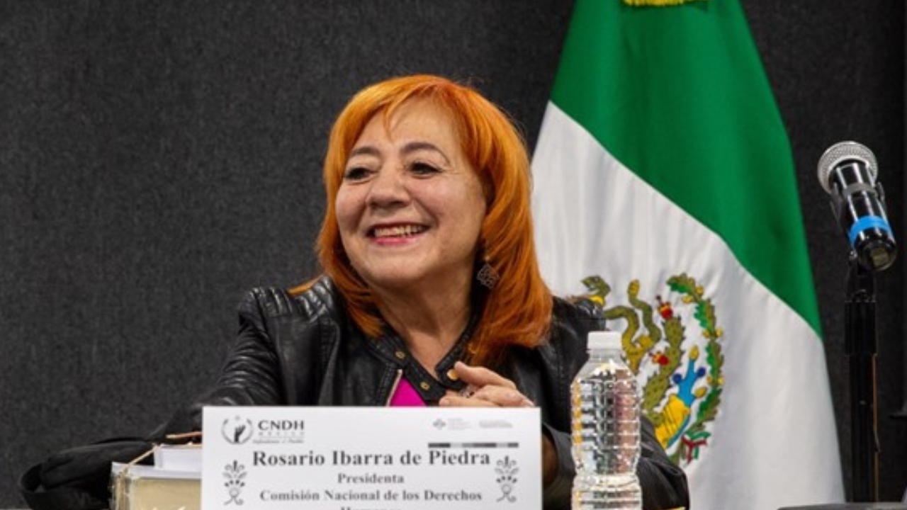 Rosario Piedra levanta la mano para un segundo periodo al frente de la CNDH