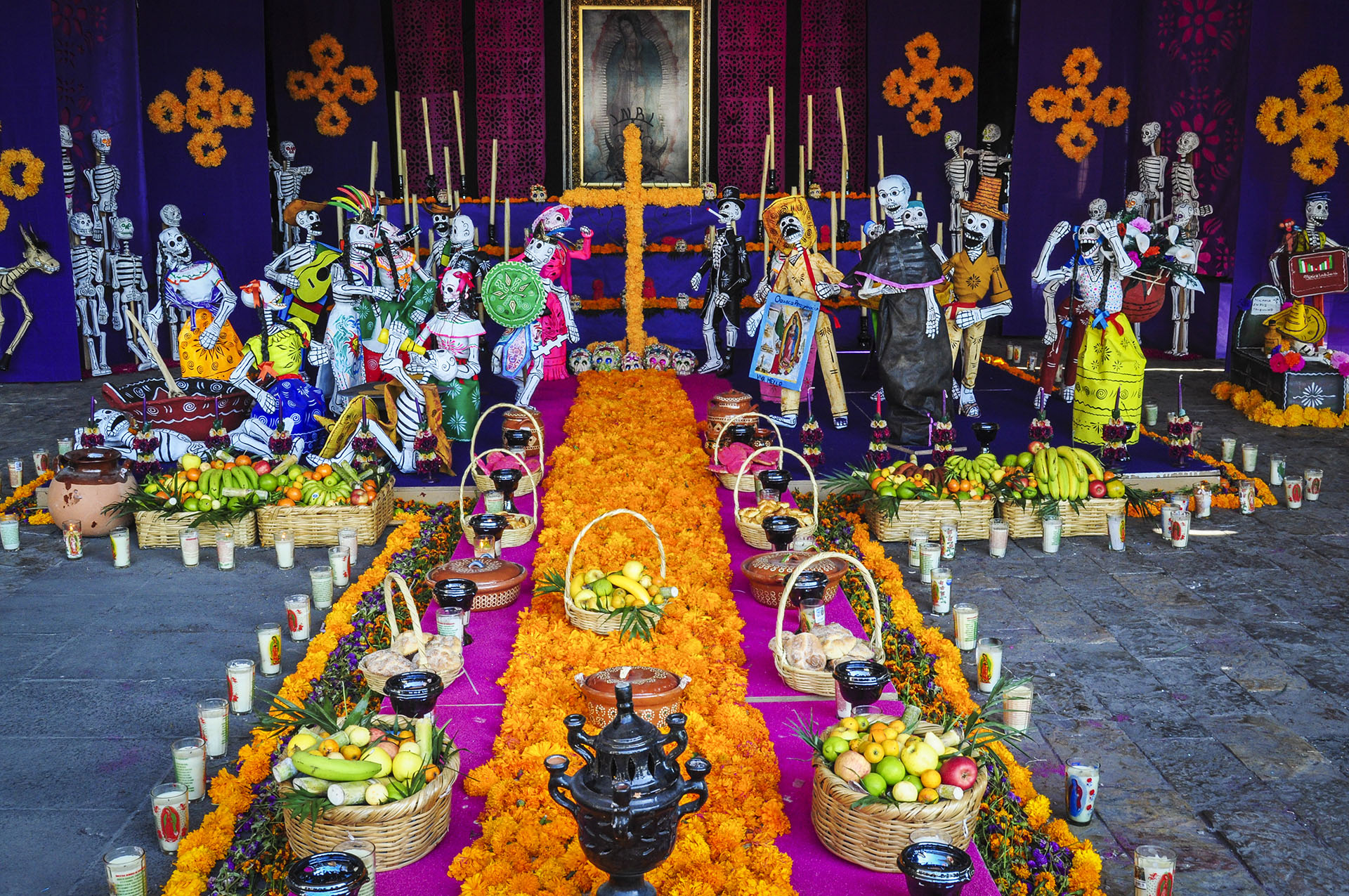 OFRENDAS: PUENTES ENTRE EL MUNDO DE LOS VIVOS Y LOS MUERTOS