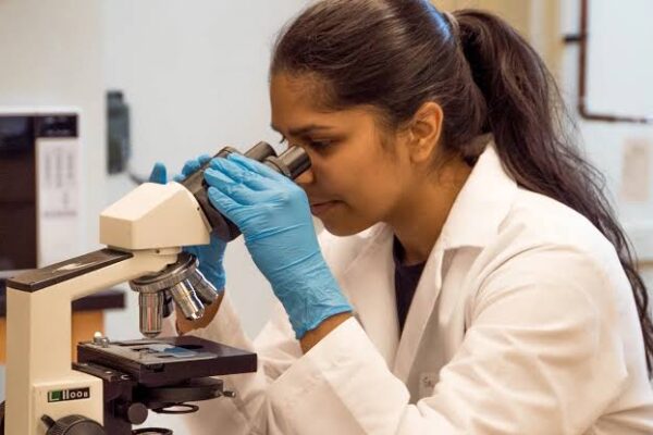 MUJERES EN LA CIENCIA: GANANDO TERRENO Y DESAFIANDO BARRERAS HISTÓRICAS