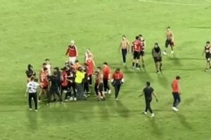 INDIGNACIÓN EN VENEZUELA: HINCHAS INVADEN EL CAMPO TRAS DERROTA DEL CARACAS FC