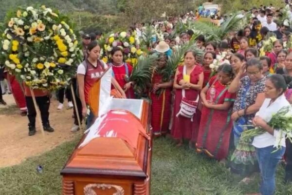 RINDEN HOMENAJE A RIGOBERTO MARTÍNEZ: NIÑOS TRÍQUIS LANZAN BALONES AL AIRE