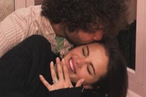 SELENA GÓMEZ SE COMPROMETE CON BENNY BLANCO Y ENAMORA A SUS SEGUIDORES