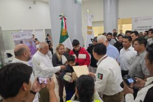 MÉXICO RECIBE EN TABASCO A CONNACIONALES DEPORTADOS DESDE ARIZONA