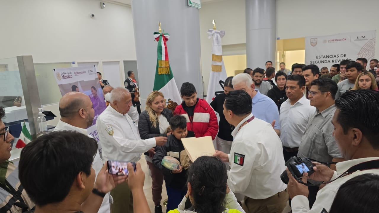 MÉXICO RECIBE EN TABASCO A CONNACIONALES DEPORTADOS DESDE ARIZONA