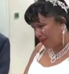 DESPUÉS DE 30 AÑOS LO DEJA EN EL ALTAR Y SE CONVIERTE EN MEME VIRAL