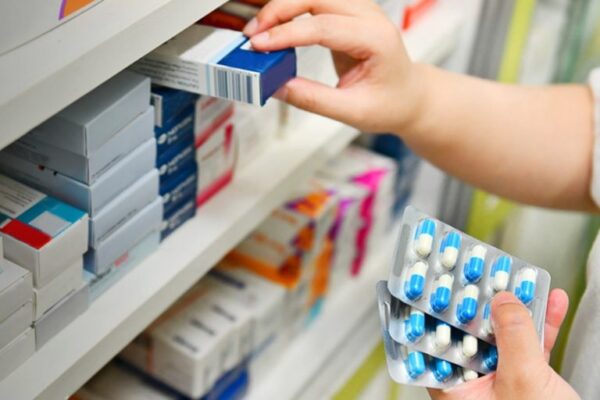 PACIENTES EN RIESGO: CANCELAN COMPRA DE MEDICAMENTOS Y TEMEN DESABASTO