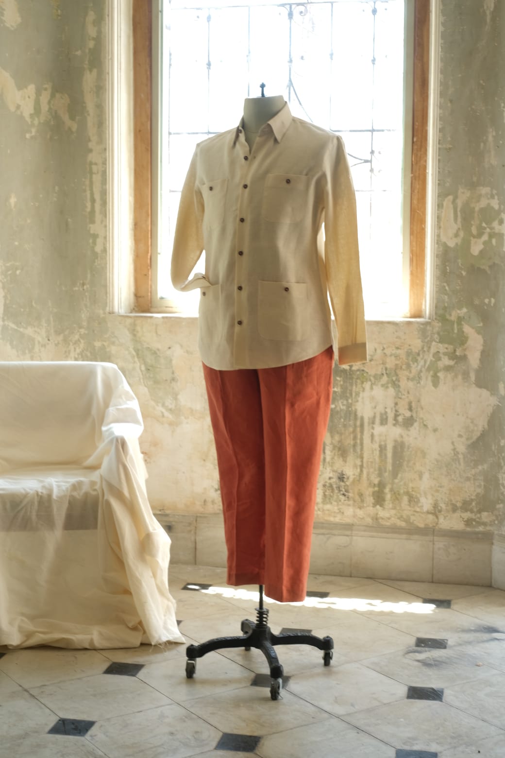 LA GUAYABERA: DE TRADICIÓN CARIBEÑA A ÍCONO GLOBAL DEL ESTILO TROPICAL