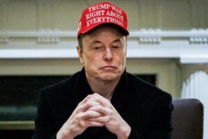 ELON MUSK NIEGA QUE TESLA BUSQUE REEMPLAZARLO COMO CEO