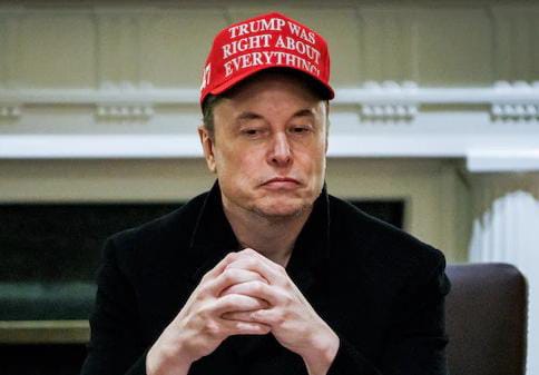 ELON MUSK NIEGA QUE TESLA BUSQUE REEMPLAZARLO COMO CEO