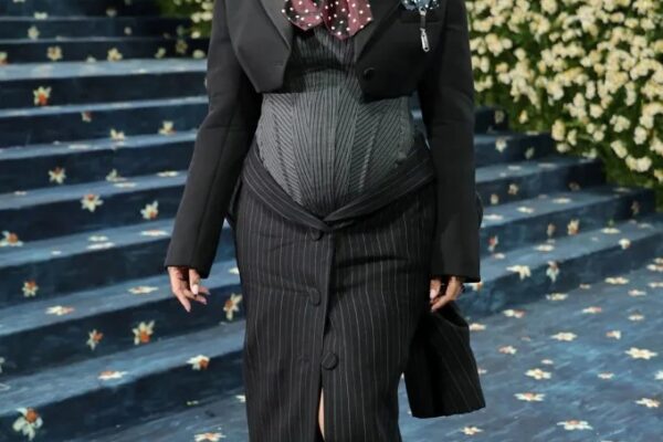 RIHANNA TRANSFORMA LA MODA MATERNAL EN ARTE