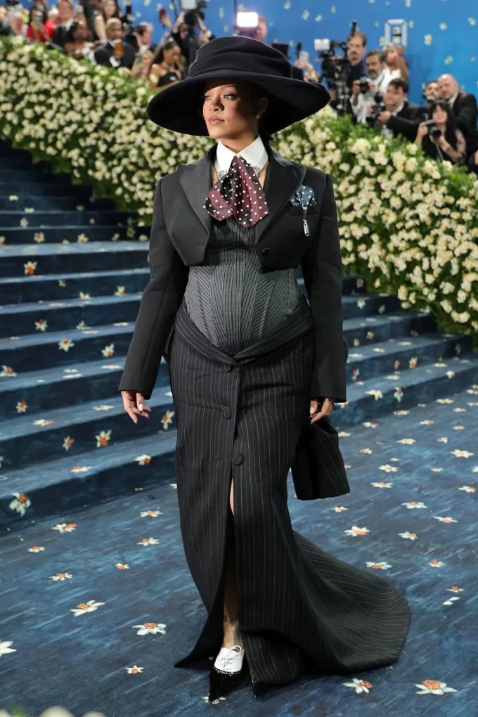 RIHANNA TRANSFORMA LA MODA MATERNAL EN ARTE