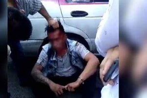 PASAJEROS ENFRENTAN A DELINCUENTE EN MICRO DE IZTAPALAPA