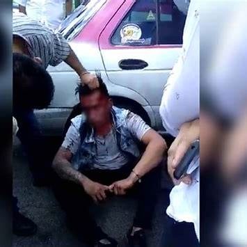 PASAJEROS ENFRENTAN A DELINCUENTE EN MICRO DE IZTAPALAPA