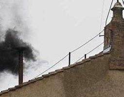 LA ESPERA CONTINÚA: FUMATA NEGRA EN EL CÓNCLAVE DEL VATICANO