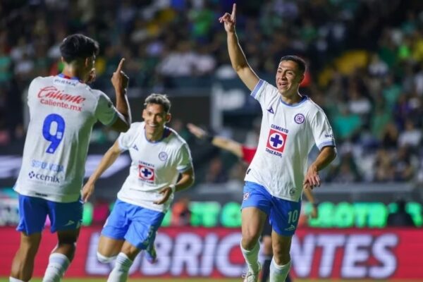 CRUZ AZUL LE GANA AL LEÓN 3-2 Y TOMA VENTAJA; NECAXA Y TIGRES NO SE HACEN DAÑO