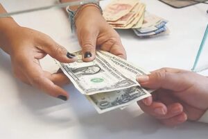 CÁMARA BAJA DE EU AVALA IMPUESTO DE 3.5% A REMESAS