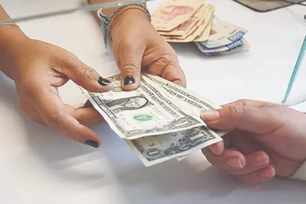 CÁMARA BAJA DE EU AVALA IMPUESTO DE 3.5% A REMESAS