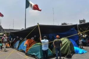 CAOS EN EL ZÓCALO CDMX: PLANTÓN DE LA CNTE AHOGA AL COMERCIO; BLOQUEAN A CONDUCTOR