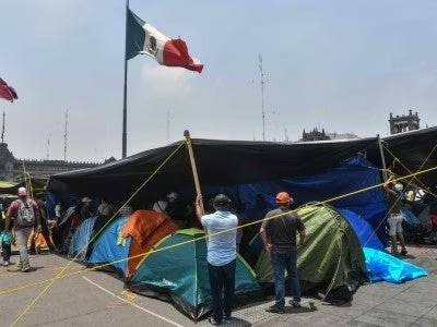 CAOS EN EL ZÓCALO CDMX: PLANTÓN DE LA CNTE AHOGA AL COMERCIO; BLOQUEAN A CONDUCTOR