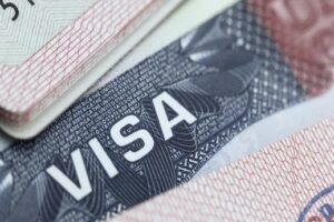 EU SUSPENDE ENTREVISTAS PARA VISAS ESTUDIANTILES Y ENDURECE REVISIÓN DE REDES SOCIALES
