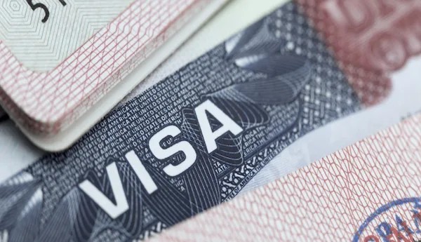 EU SUSPENDE ENTREVISTAS PARA VISAS ESTUDIANTILES Y ENDURECE REVISIÓN DE REDES SOCIALES