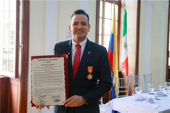RECIBE MARCO BONILLA RECONOCIMIENTO DEL SENADO DE COLOMBIA POR POLÍTICAS PÚBLICAS FAMILIARES