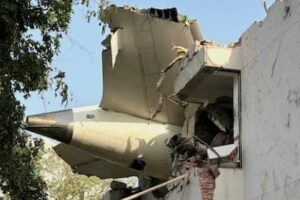 TRAGEDIA AÉREA EN INDIA: AVIÓN CON 242 PASAJEROS SE ESTRELLA RUMBO A LONDRES