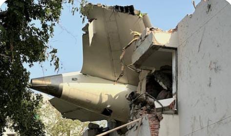 TRAGEDIA AÉREA EN INDIA: AVIÓN CON 242 PASAJEROS SE ESTRELLA RUMBO A LONDRES