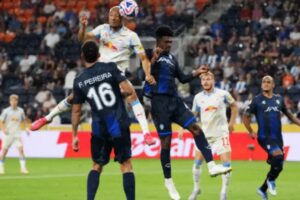 SALZBURG SORPRENDE A PACHUCA Y LO DERROTA 2-1 EN DUELO MARCADO POR TORMENTA