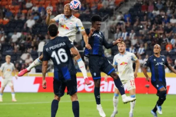 SALZBURG SORPRENDE A PACHUCA Y LO DERROTA 2-1 EN DUELO MARCADO POR TORMENTA