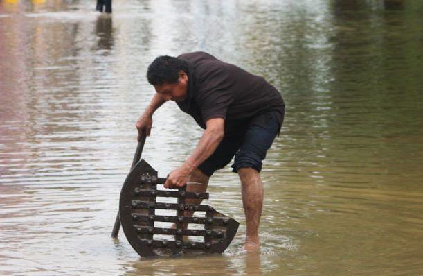 ¡NO ERA NIEVE NI JABÓN! ALARMA POR ESPUMA TÓXICA TRAS INUNDACIÓN EN NAUCALPAN
