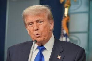 ORDENA TRUMP CORTAR FONDOS  A ONG REBELDES QUE APOYAN PROTESTAS EN EU