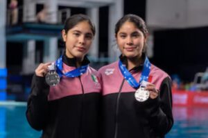 GEMELAS CLAVADISTAS DE 14 AÑOS BRILLAN EN MUNDIAL SINGAPUR