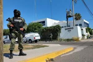 HALLAN 20 CUERPOS EN CULIACÁN; 4 EN UN PUENTE Y 16 EN UNA CAMIONETA