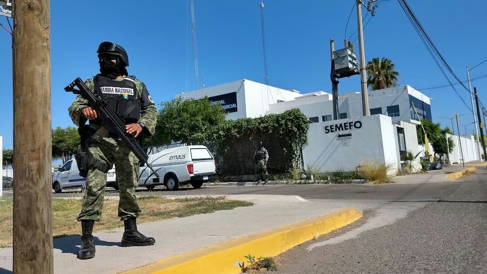 HALLAN 20 CUERPOS EN CULIACÁN; 4 EN UN PUENTE Y 16 EN UNA CAMIONETA