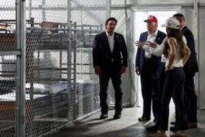 TRUMP PRESUME CÁRCEL PARA MIGRANTES CON CAIMANES “POR SI SE ESCAPAN”