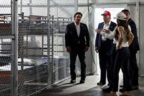TRUMP PRESUME CÁRCEL PARA MIGRANTES CON CAIMANES “POR SI SE ESCAPAN”
