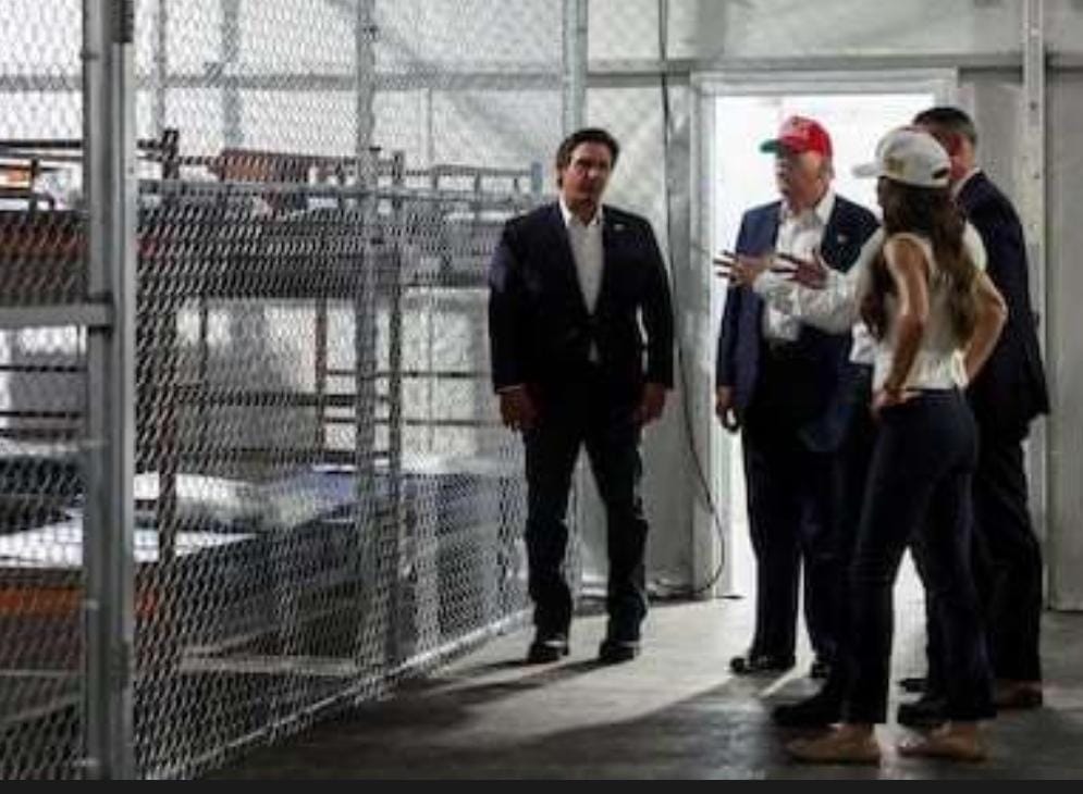 TRUMP PRESUME CÁRCEL PARA MIGRANTES CON CAIMANES “POR SI SE ESCAPAN”