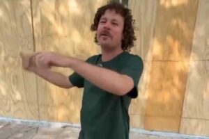 LUISITO COMUNICA SE DEFIENDE TRAS SER INSULTADO EN PROTESTA CONTRA LA GENTRIFICACIÓN